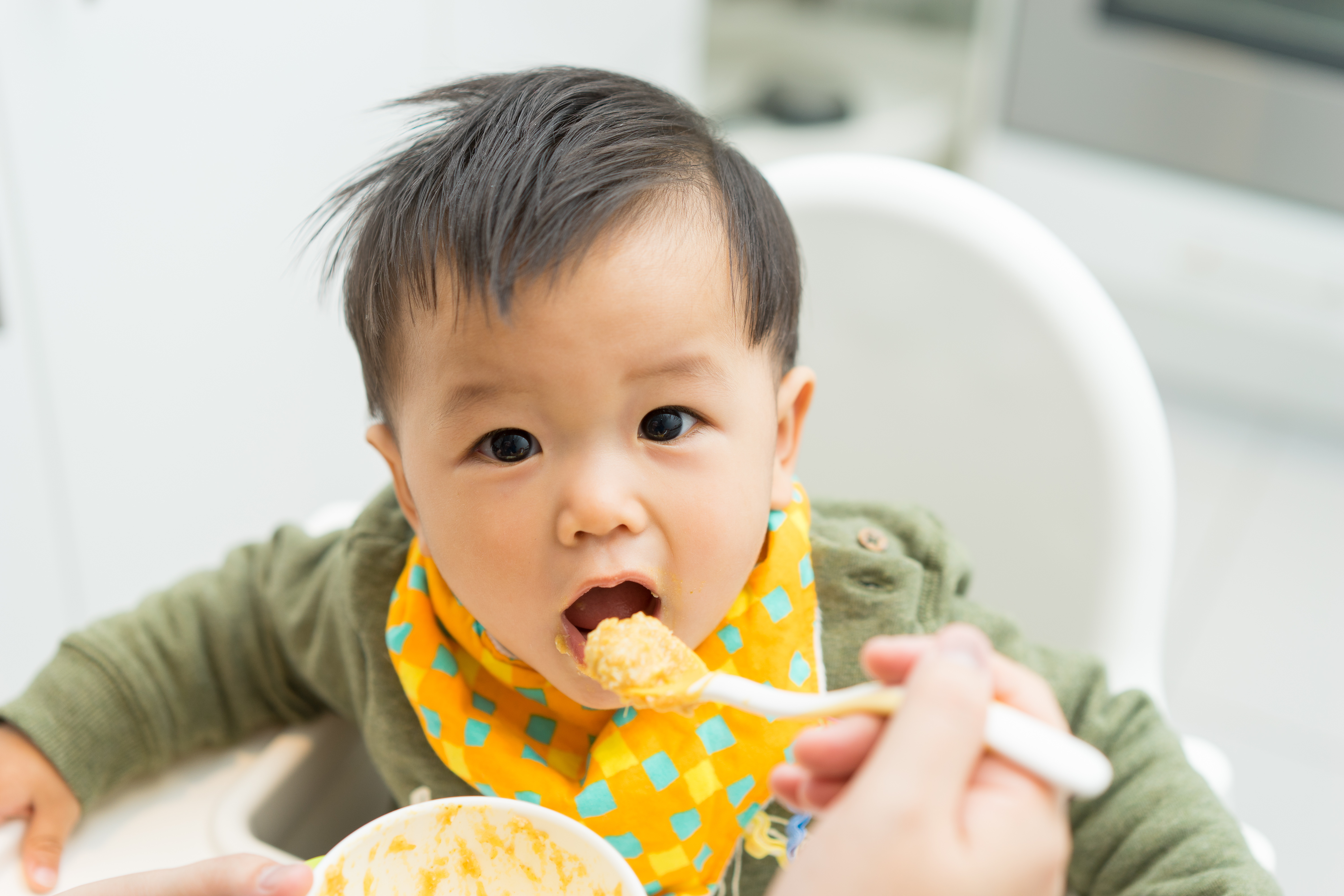 Включи малыши едят. Малыш кушает. Маленький ребенок кушает. Счастливый ребенок кушает.