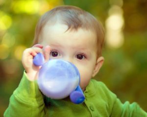 Should a 2 year old drink from a sippy cup? – Minaym