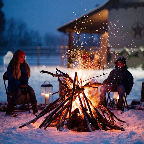 How to Have Outdoor Winter Fun with Friends_bonfire