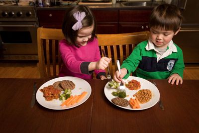 Easy Tricks to Teach Toddlers to Feed Themselves - Your Kid's Table